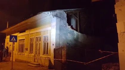 Familii evacuate după ce peretele unei clădiri vechi de 100 de ani din Suceava s-a prăbuşit VIDEO