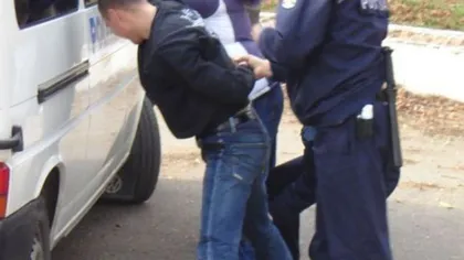 Poliţist agresat de un bărbat care bătuse tot ce mişcă într-un bloc din Turda. Ambulanţierii au fugit de frică FOTO