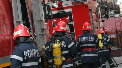 Incendiu de amploare la un grup de locuinţe din Ploieşti. Pompierii au intervenit de urgenţă