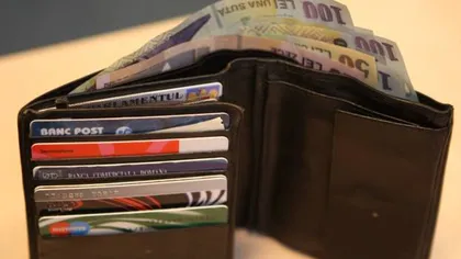 Un portofel în care se aflau 19.000 de  euro a fost pierdut în parcarea unui mall. Ce a făcut tânăra care l-a găsit