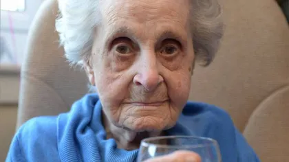Femeia asta are 102 ani, fumează 20 de ţigări şi bea vin în fiecare zi! Uite care este secretul longevităţii sale