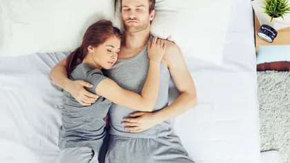 Poziţia în care dormi spune ce relaţie de cuplu aveţi