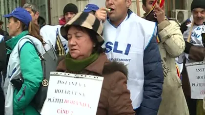 Protest în faţa Ministerului de Finanţe, profesorii îşi cer drepturile în stradă