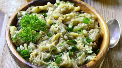Reţeta Zilei: Salată de vinete cu ceapă şi pătrunjel