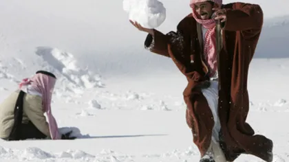 Vremea a luat-o razna: A nins în deşertul din Arabia Saudită