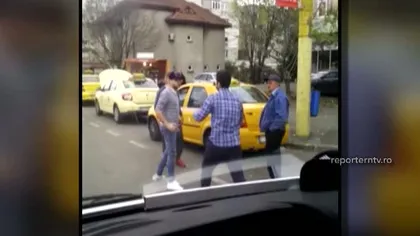 Bătaie între taximetrişti după o şicanare în trafic VIDEO