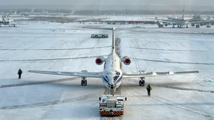 Zăpadă şi gheaţă pe aeroporturi. Zeci de zboruri au fost anulate