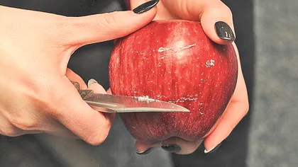 Cum îţi dai seama dacă merele pe care le-ai cumpărat sunt acoperite cu CEARĂ CANCERIGENĂ VIDEO