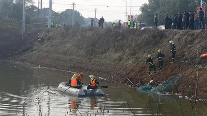 Tragedie rutieră în China. 17 morţi, după ce un autobuz a căzut într-un lac