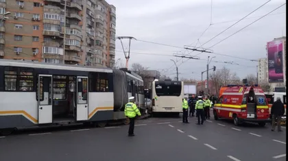 ACCIDENT în Capitală. Un tramvai şi un autobuz RATB s-au izbit într-o intersecţie aglomerată de pe Şos. Mihai Bravu VIDEO