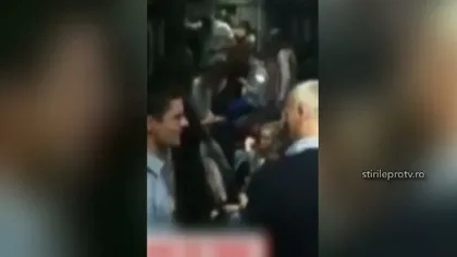 Imagini scandaloase într-un tren regional. Sute de oameni s-au înghesuit în două vagoane VIDEO