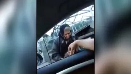 O bătrânică a fost batjocorită de doi tineri. Întreaga scenă a fost filmată şi pusă pe facebook VIDEO