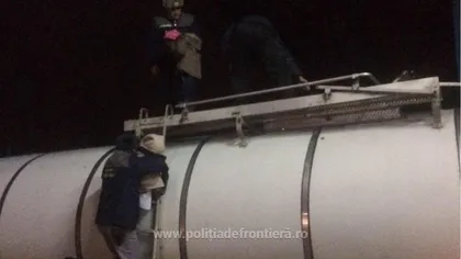Zeci de migranţi descoperiţi în Vama Vărşand în timp ce încercau să iasă din România ascunşi într-o cisternă