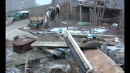 O familie a rămas fără casă de sărbători. Un incendiu le-a mistuit locuinţa VIDEO