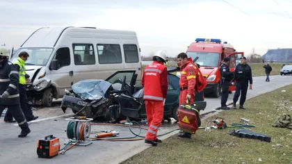 Accident grav la Piatra-Neamț. O Dacie a intrat într-un microbuz plin cu pasageri: un mort
