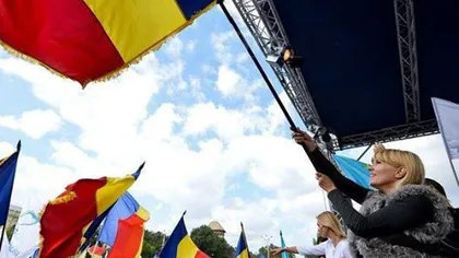 Udrea, în mijlocul românilor la defilarea de Ziua Naţională: Neinvitarea unor politicieni face ca atmosfera să nu mai fie ca altădată