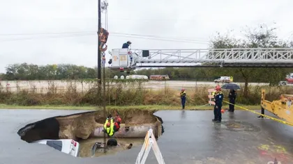SUA: Poliţistă moartă după ce şoseaua s-a surpat şi a înghiţit-o. Stratul de apă din groapă are 4 metri