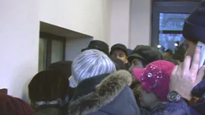 Zeci de pensionari din Galaţi s-au călcat în picioare pentru bilete la revelionul organizat de primărie VIDEO