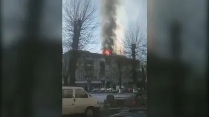 Incendiu puternic la un bloc din judeţul Alba. 20 de persoane au fost evacuate