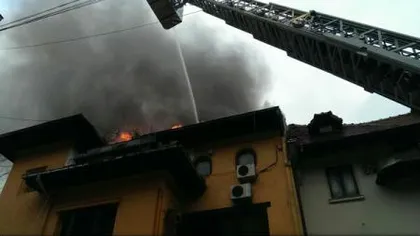Incendiu în centrul Capitalei, la mansarda unei vile. Două persoane transportate la spital cu arsuri GALERIE FOTO