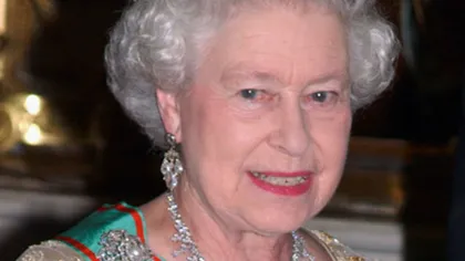 Regina Marii Britanii a decorat mai multe celebrităţi. Cine s-a numărat printre acestea GALERIE FOTO