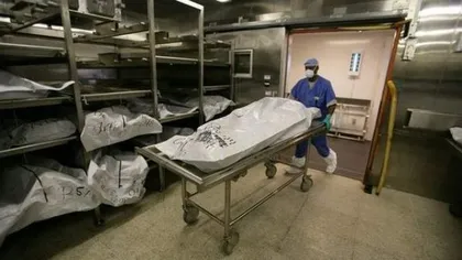 PETRECERE LA MORGĂ. Angajaţii, filmaţi în timp ce FUMAU şi consumau ALCOOL printre cadavre VIDEO
