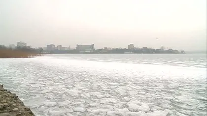 Peisaj de basm la malul mării în prag de Sărbători după ce a căzut prima ninsoare VIDEO