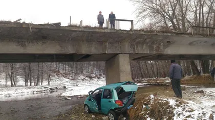 Încă un deces, după ce o maşină a căzut în gol 10 metri de pe un pod în Vrancea