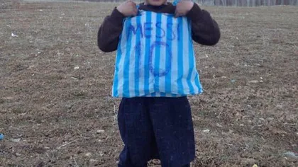 Messi s-a întâlnit cu copilul afgan care şi-a făcut tricou din pungi cu numele său. Băiatul n-a mai vrut să-i dea drumul idolului VIDEO