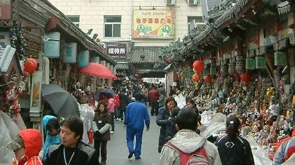 Patru morţi şi zeci de răniţi după ce un microbuz a intrat în mulţime, într-o piaţă din Beijing