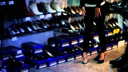 Comisar de la Protecţia Consumatorului, pus de soţie să returneze pantofii luaţi drept mită în timpul unui control