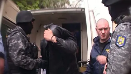 Doi poliţişti, trimişi în judecată după ce au încercat să vândă marfă confiscată