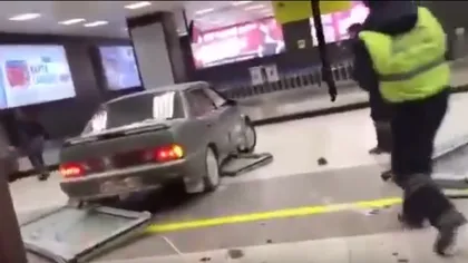 Un şofer beat a intrat cu maşina pe aeroport. O să râzi cu lacrimi când o să afli de ce a făcut asta VIDEO