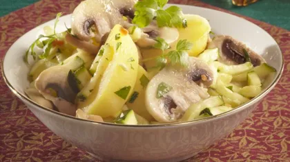 Reţeta Zilei: Salată de cartofi cu ciuperci şi dovlecei