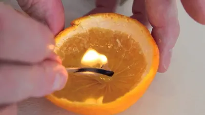 Trucul bunicii: pune ulei de măsline într-o mandarină şi aprinde-l! Vei încerca şi tu trucul ăsta imediat
