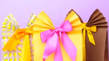 VIDEO! Cum să-ţi împachetezi cadourile mai bine decât o fac cei din magazine. Trucul ăsta e genial