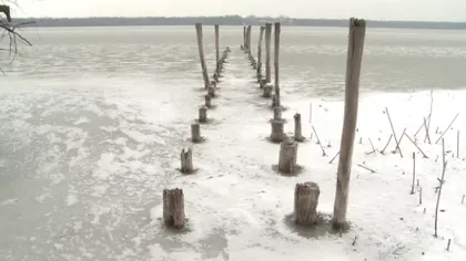 Brăila: Lacul Sărat a îngheţat, transformându-se într-un patinoar natural
