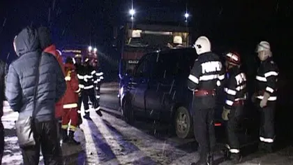 ACCIDENT în Bistriţa-Năsăud. Şase persoane au fost rănite după ce un microbuz şi o cisternă s-au lovit VIDEO