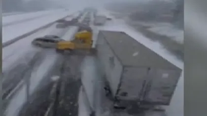 Accident în lanţ pe o autostradă din Canada. Peste 100 de maşini s-au tamponat din cauza poleiului