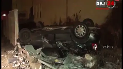 Accident spectaculos în Dej. Un şofer a pierdut controlul volanului şi a ajuns cu maşina într-un zid de beton