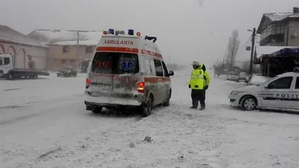 Zăpada din ultimele ore provoacă haos în ţară: Oameni înzăpeziţi şi ambulanţe care ajung cu întârziere la bolnavi UPDATE