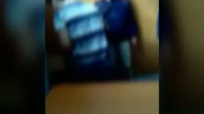 Un elev din Lugoj, lovit cu pumnii şi picioarele de colegi. Bătaia a fost transmisă live, pe Facebook VIDEO