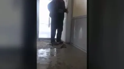 Imagini scandaloase! Un bătrân, umilit pe holurile spitalului unde cerea ajutor VIDEO