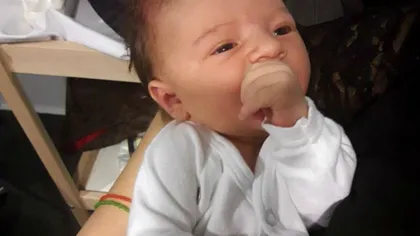 A născut! Prima imagine cu bebeluşul pusă pe Facebook