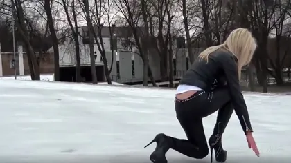 Imagini VIRALE PE INTERNET. O blondă încearcă să meargă pe tocuri într-o zonă cu gheaţă VIDEO