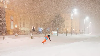 Cum să te bucuri de ninsoare când utilajele nu pot interveni. Cu snowboardul pe Magheru IMAGINILE ZILEI