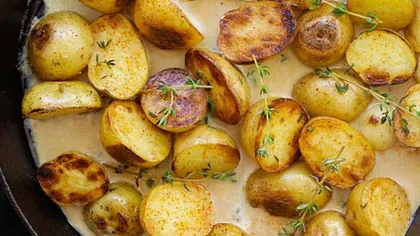 Reţeta zilei: Cartofi cu usturoi şi cimbru, în sos cremos