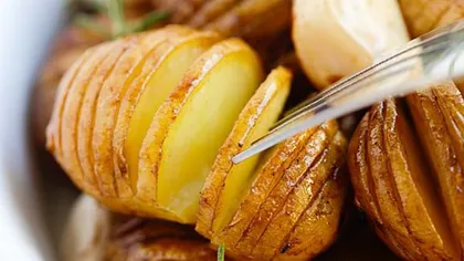 Cartofi evantai cu unt şi rozmarin, reţeta perfectă pentru sfârşitul de săptămână