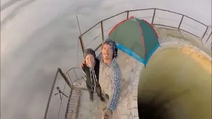 CASCADORIE ULUITOARE în Timişoara. Un cuplu a stat cu cortul pe un turn înalt de peste 250 de metri VIDEO