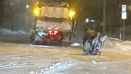 Bărbatul ăsta cu handicap a rămas blocat în zăpadă! Uite cum a reuşit să scape